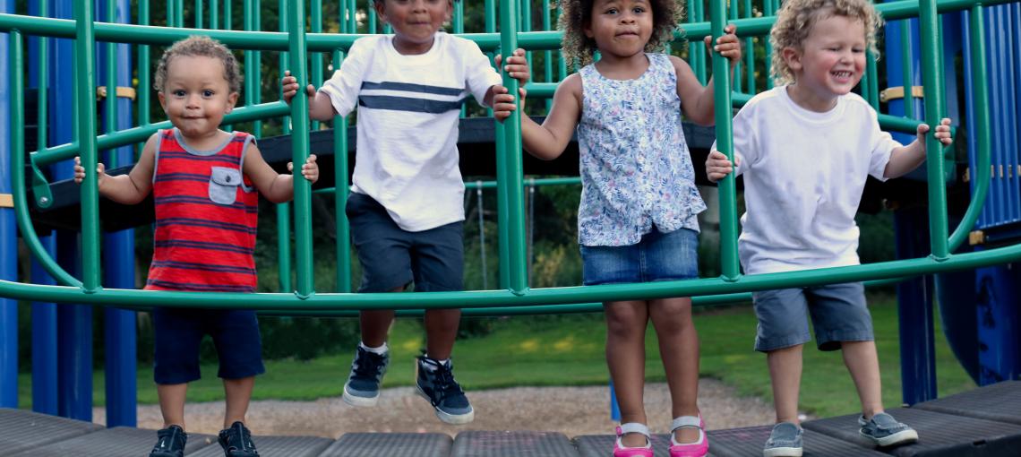 Crianças brincando em parque da escola