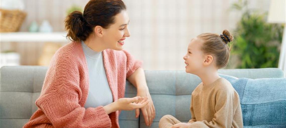 Mãe conversando com a filha