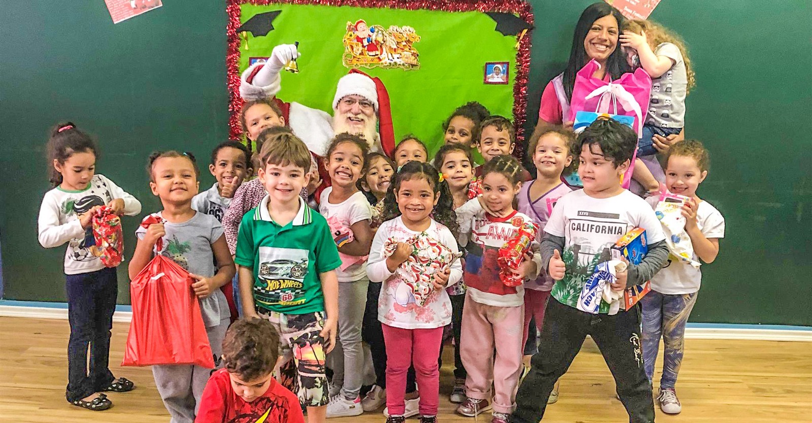 Crianças da zona norte de São Paulo recebem visita do Papai Noel