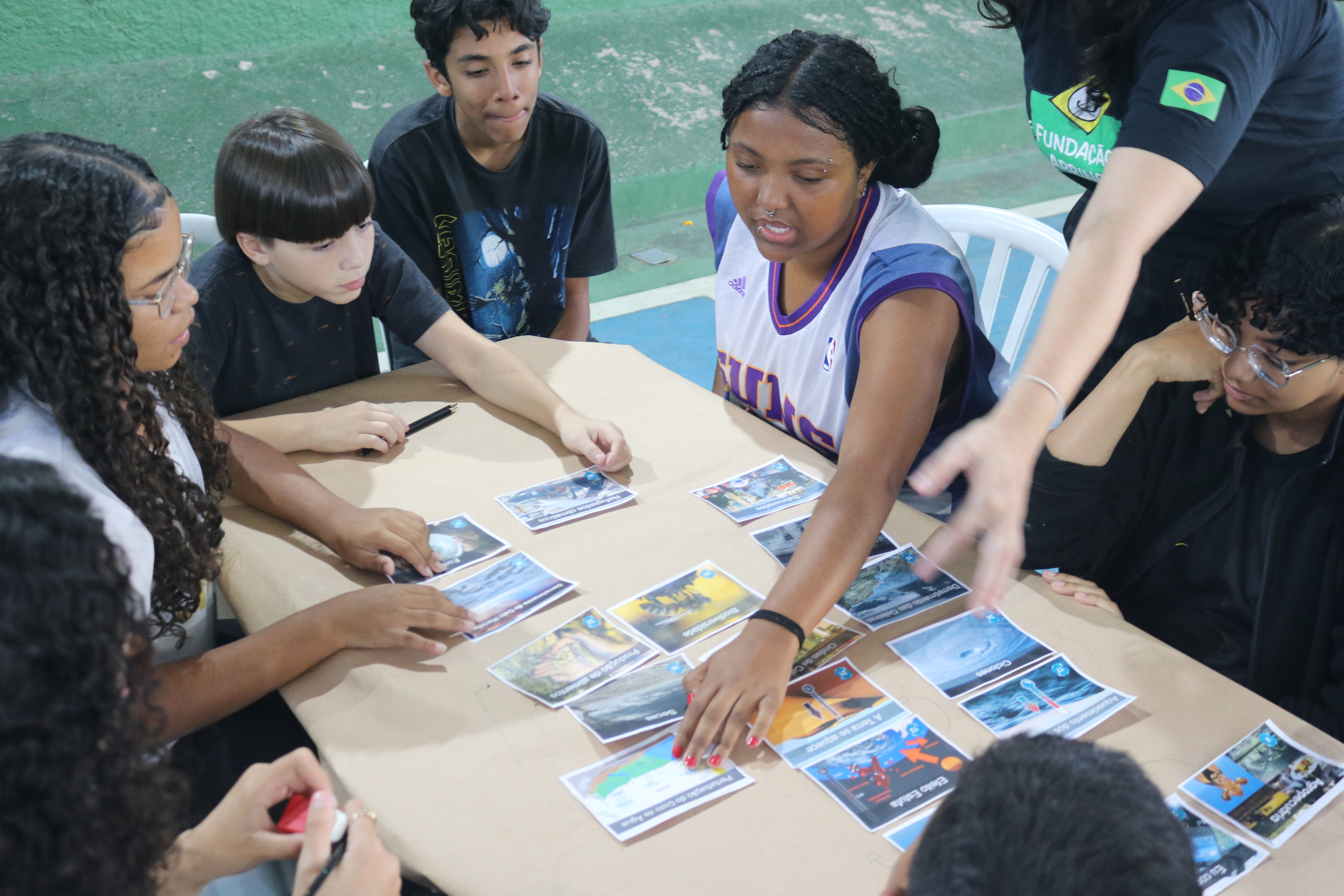 Adolescentes montando o Mural do Clima em ação da Fundação Abrinq