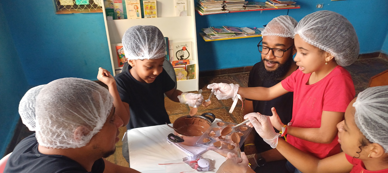 Crianças de coletivo apoiado pela Fundação Abrinq participam de oficina de artesanato