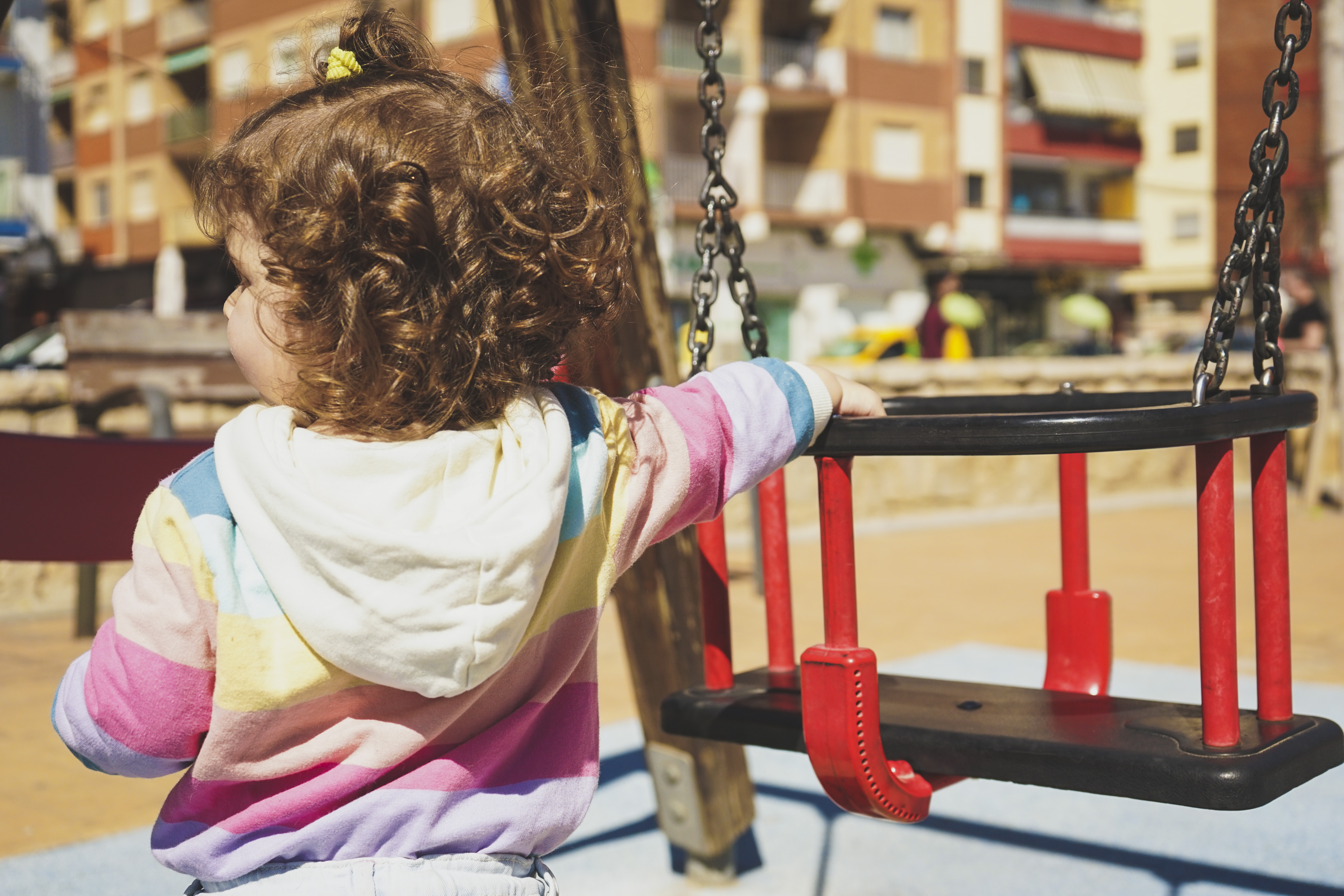 Criança brincando no parque