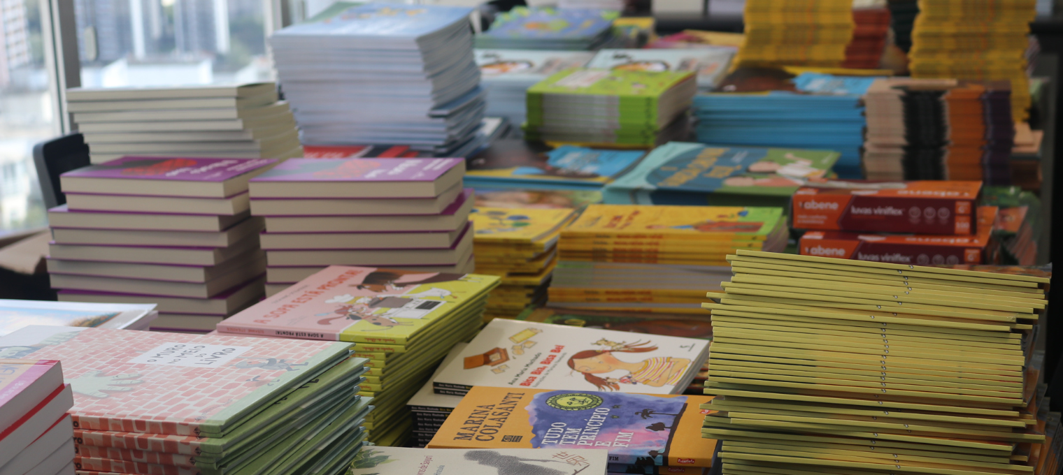 Livros doados pela Fundação Abrinq para crianças e adolescentes no Dia Mundial do Livro