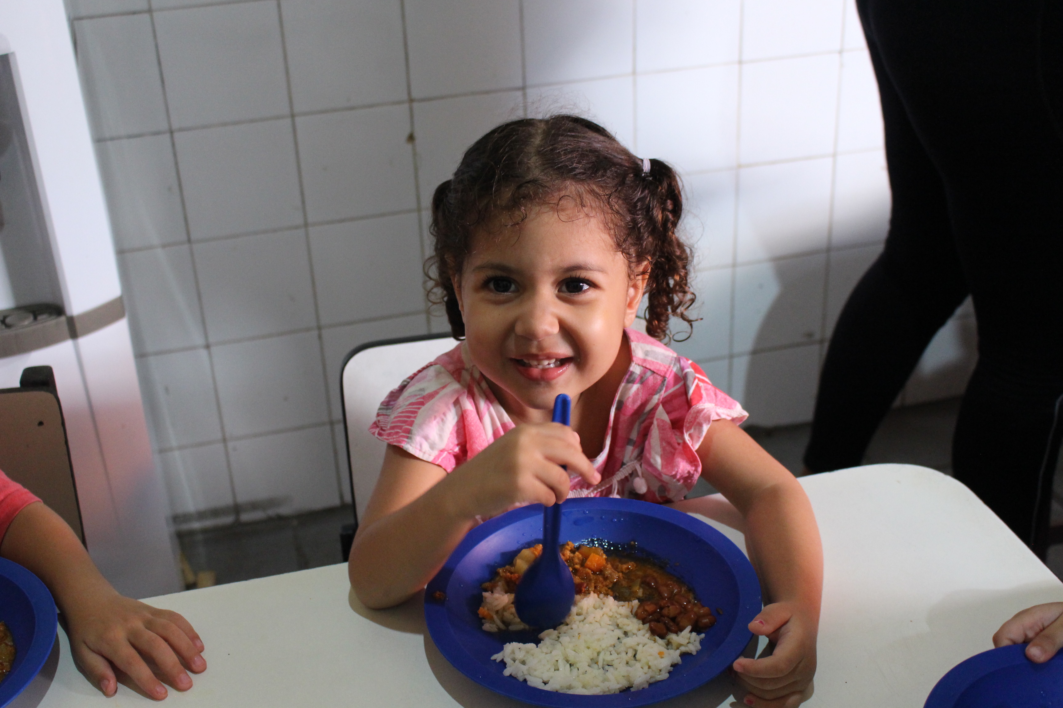 Foto criança comendo