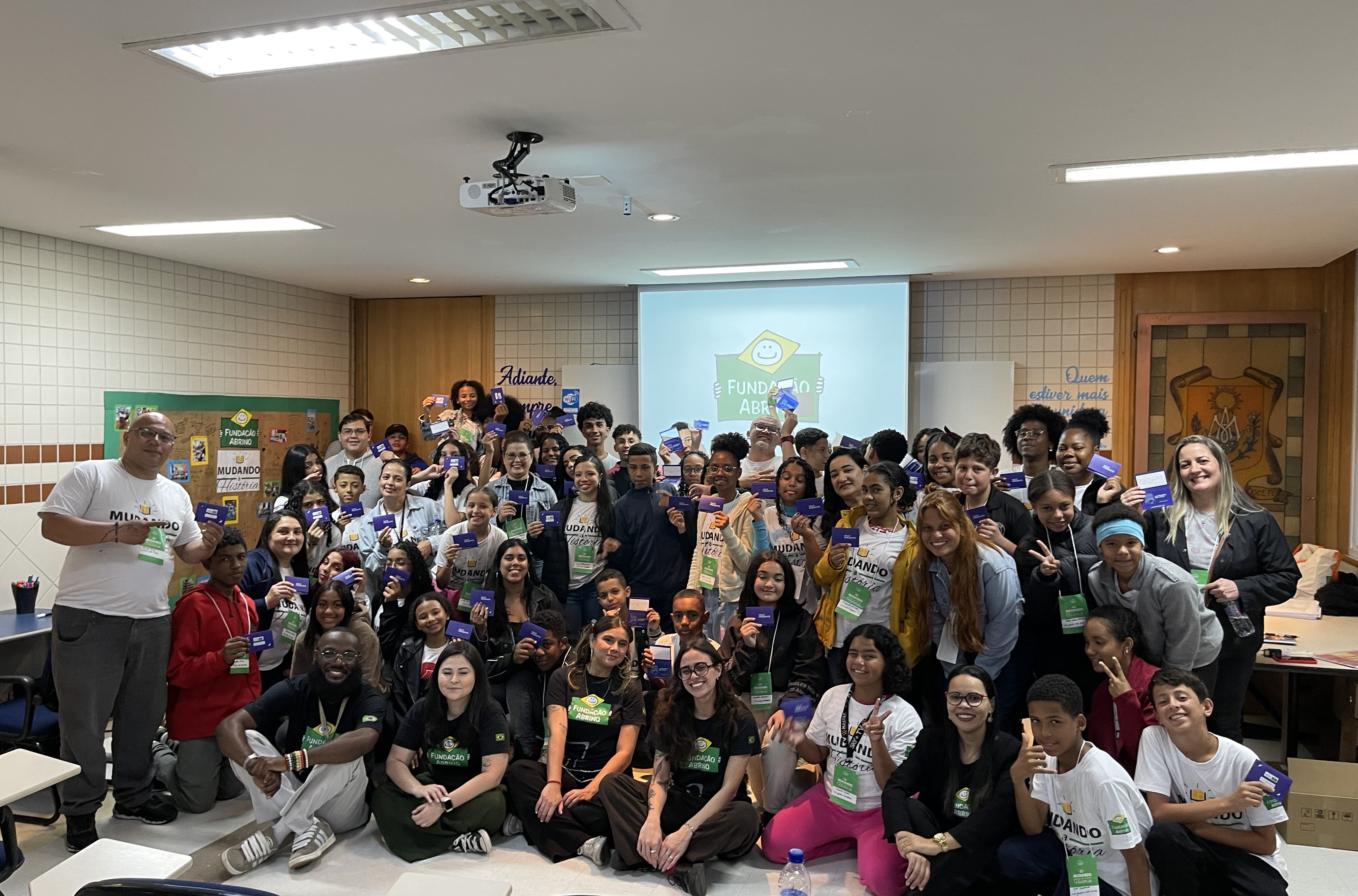 Adolescentes que receberam o certificado de mediadores de leitura