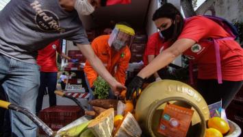 MST e Petroleiros doam 15 toneladas de alimentos e 520 botijões de gás em Curitiba