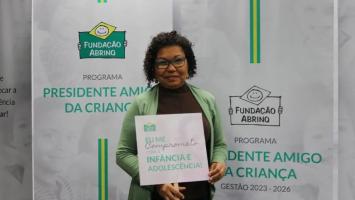 Vera Lúcia assina termo de compromisso da ABRINQ