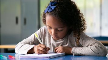 “É como ter uma venda e tirá-la dos olhos”, pedagoga comenta impactos da alfabetização