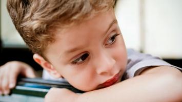 Adultização infantil: entenda por que acelerar a infância faz mal às crianças