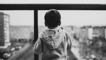 Denúncias de exploração infantil na internet crescem e especialistas alertam para vigilância dos pais