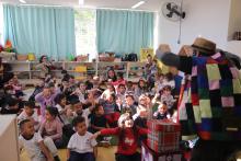 Foto das crianças participando de atividade de contação de histórias na Semana Mundial do Brincar