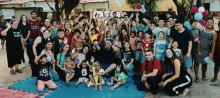 Foto de voluntários e beneficiados do Insituto Além dos Olhos