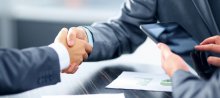 Foto de empresários realizando um aperto de mão