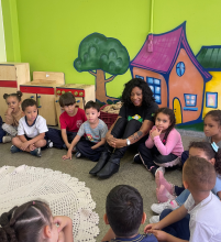 Crianças sentadas em roda