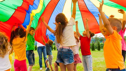 Brincar Junto! Guia de brincadeiras para crianças e adultos