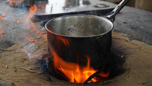 “Famílias estão cozinhando em fogão à lenha porque não conseguem comprar o botijão de gás”