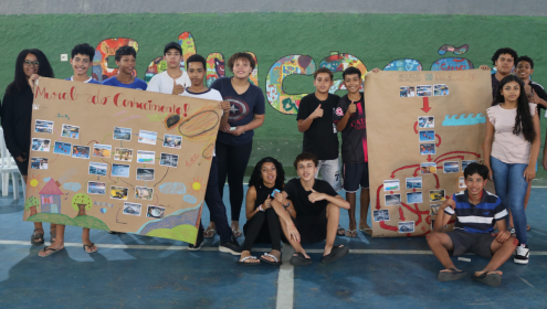 Adolescentes mostrando o Mural do Clima que montaram em ação da Fundação Abrinq