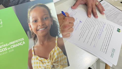 Prefeito assinando o termo de adesão do Programa Prefeitas e Prefeitos Amigos da Criança