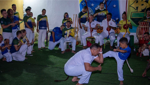 Crianças de coletivo apoiado pela Fundação Abrinq participando de aula de capoeira