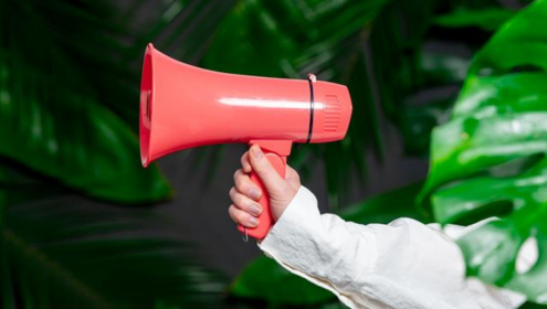 Foto de megafone em um fundo verde