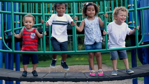 Crianças brincando em parque da escola