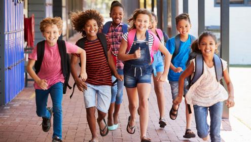Crianças correndo na escola