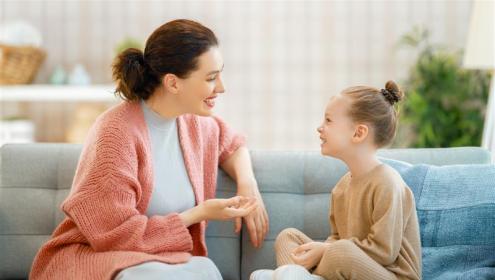 Mãe conversando com a filha