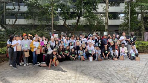 Adolescentes na Casa das Rosas