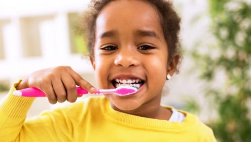 Criança escovando os dentes