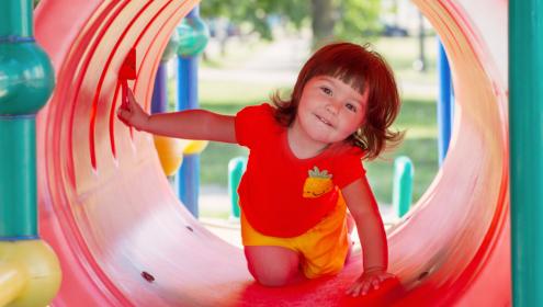 Menina brincando no Creche