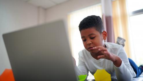 Uso seguro da internet nas férias: como proteger crianças e adolescentes