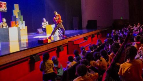 Ação da Fundação Abrinq e Risadaria leva mais de 350 crianças ao teatro