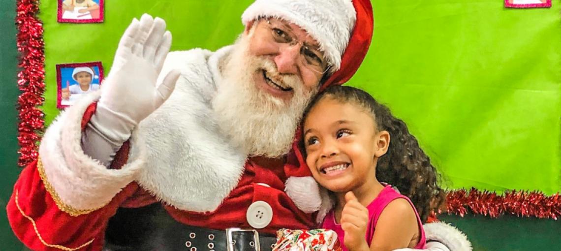 Crianças da zona norte de São Paulo recebem visita do Papai Noel