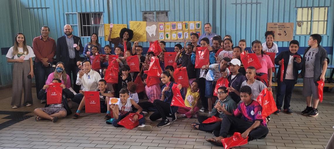 Parceira da Fundação Abrinq, Condor doa escovas dentais para crianças e adolescentes de organização no Jabaquara