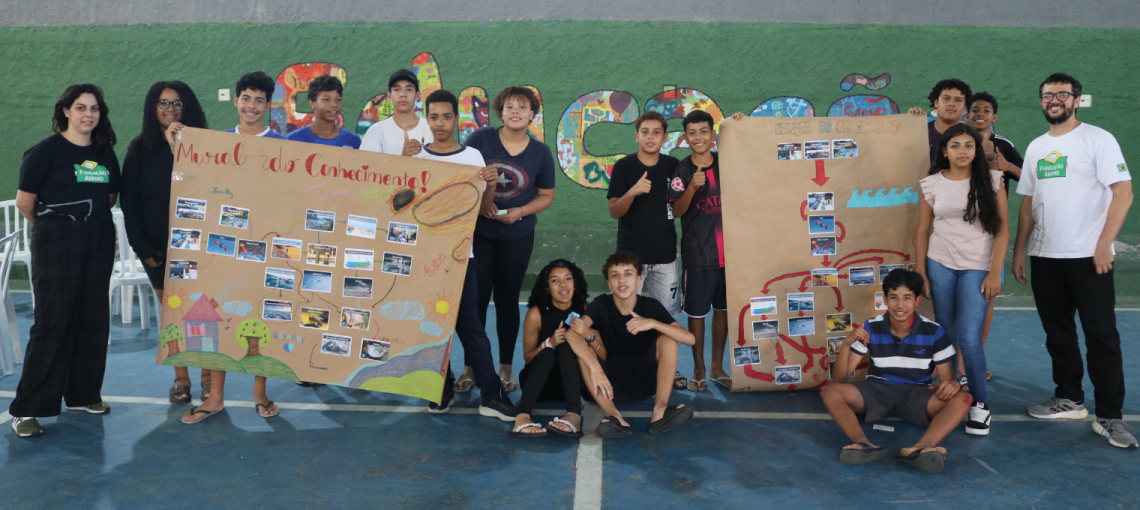 Adolescentes mostrando o Mural do Clima que montaram em ação da Fundação Abrinq