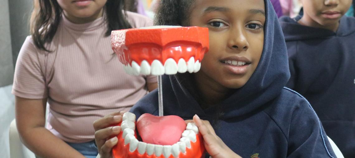 Crianças e adolescentes aprendem a cuidar do sorriso com atividade preventiva de saúde bucal em São Paulo