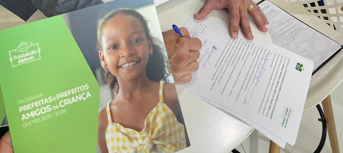 Prefeito assinando o termo de adesão do Programa Prefeitas e Prefeitos Amigos da Criança