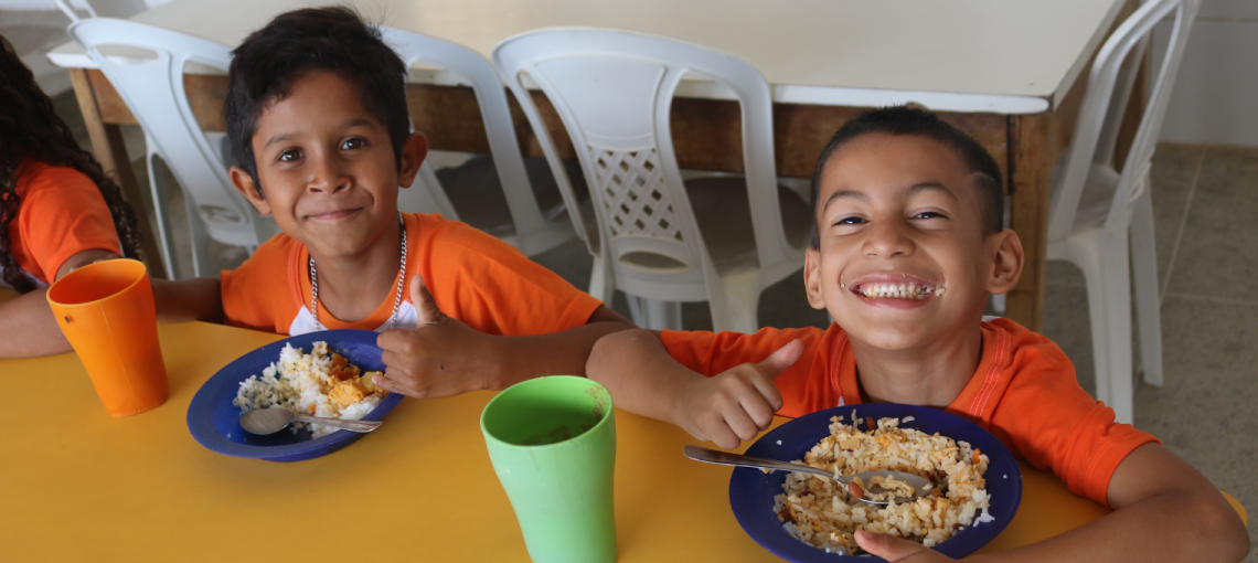 Duas crianças praticando a alimentação saudável