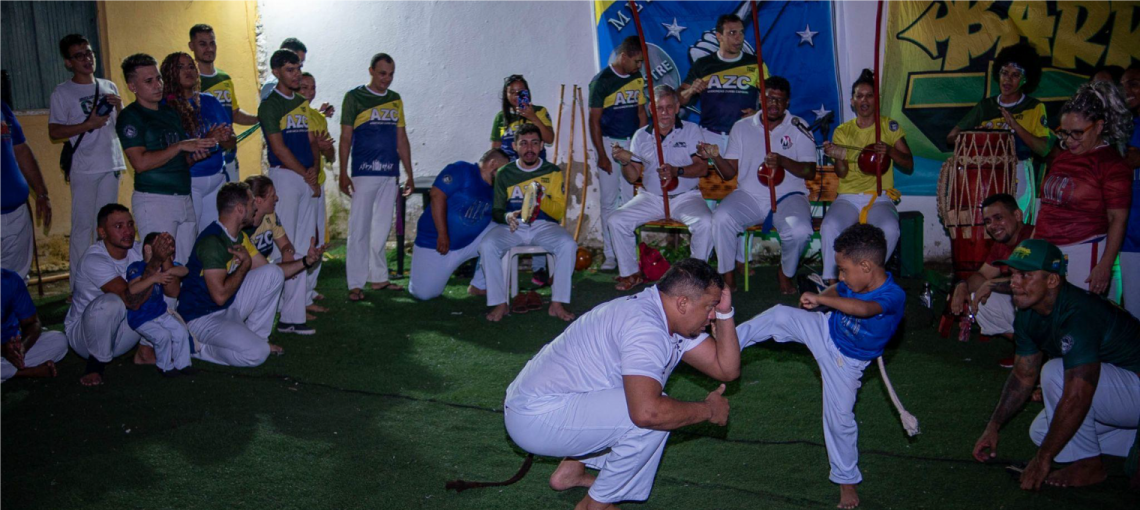 Crianças de coletivo apoiado pela Fundação Abrinq participando de aula de capoeira
