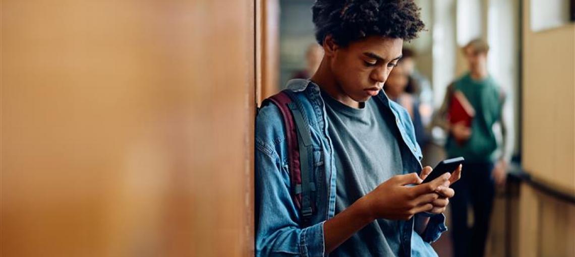 Adolescente com celular