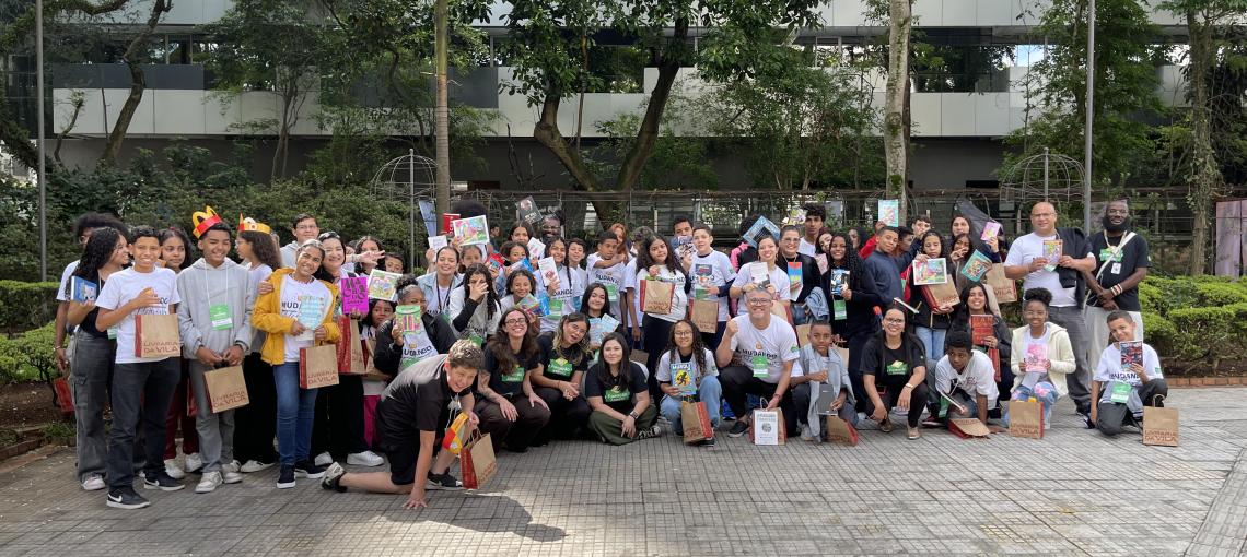 Adolescentes na Casa das Rosas