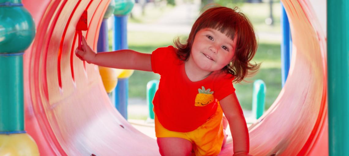 Menina brincando no Creche