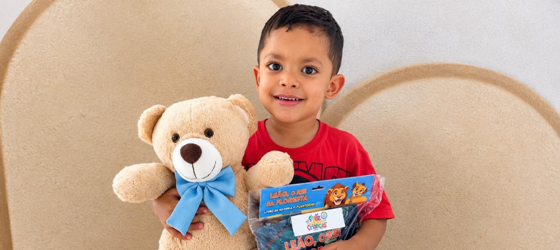 Menino Feliz com Ursinho