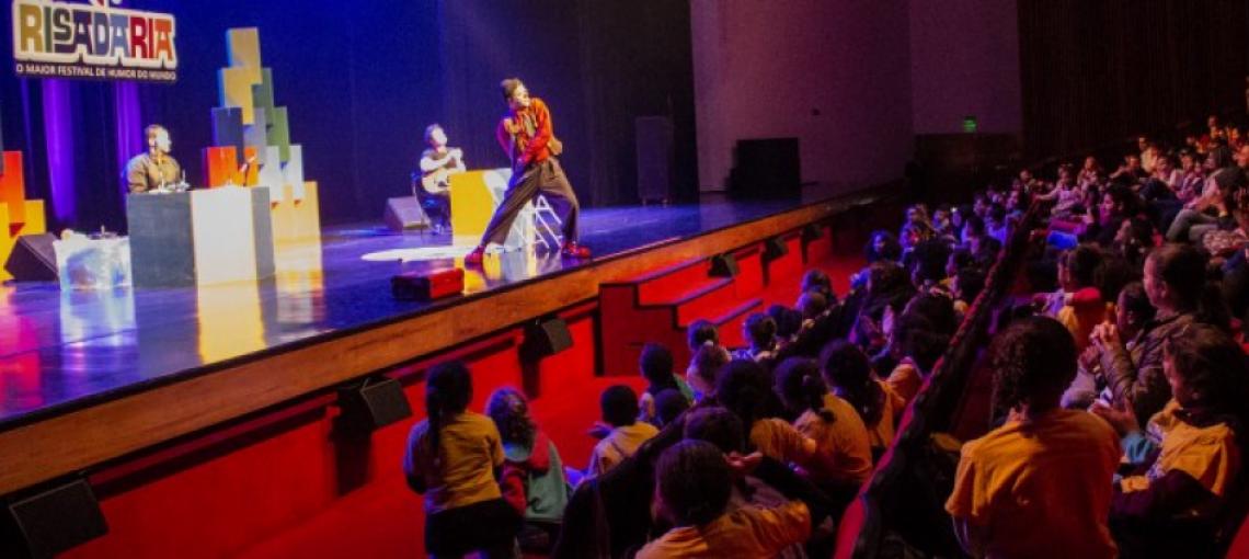 Ação da Fundação Abrinq e Risadaria leva mais de 350 crianças ao teatro